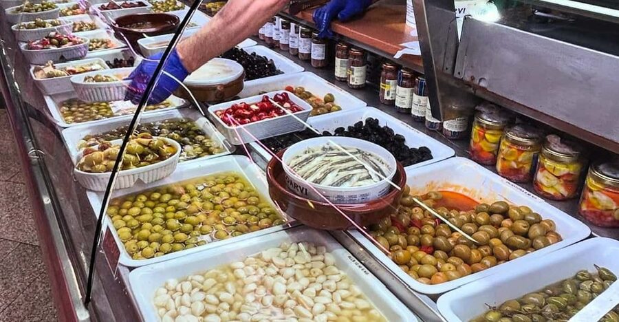 Barcelona´s Lunch or Dinner Tapas Tour: Food and Happiness - Why Barrio Gòtic works so well for a tapas tour