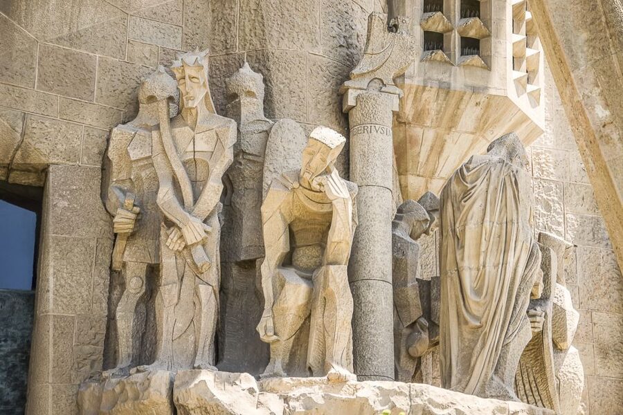 Barcelona: Sagrada Familia and City Tour with Hotel Pickup - Guides, group size, and the feel of the day