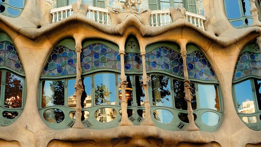 Barcelona: Sagrada Familia and City Tour with Hotel Pickup - Walking through Roman and medieval Barcelona