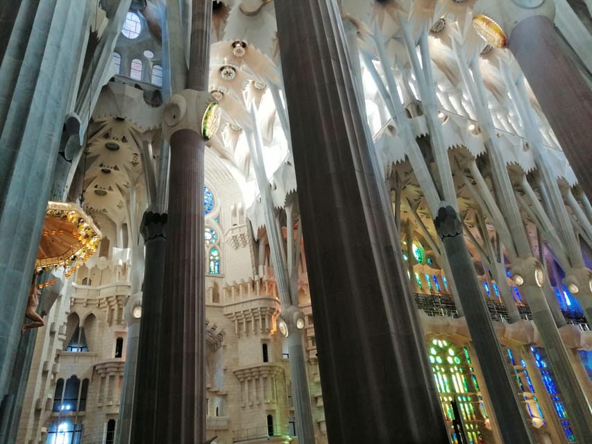 Barcelona: Sagrada Família and Park Güell Guided Tour - How the Guides Affect the Experience