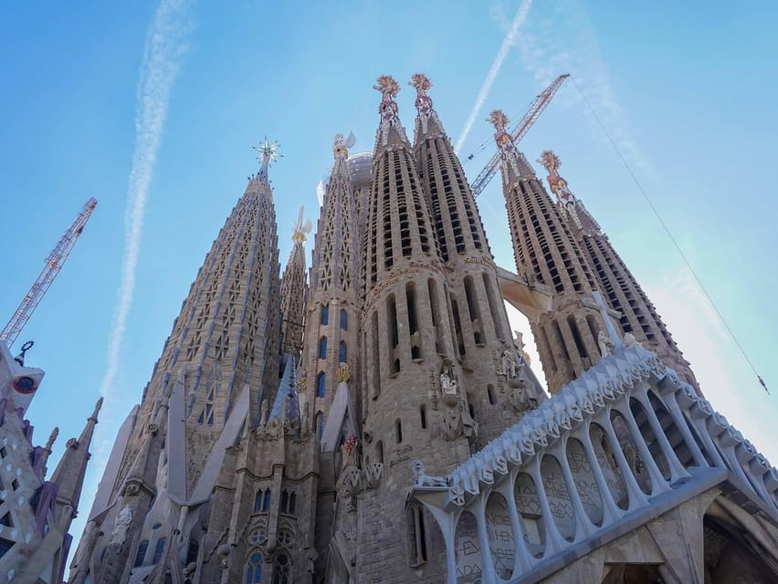 Barcelona: Sagrada Familia and Park Güell Tour - Moving from the park to Sagrada Familia
