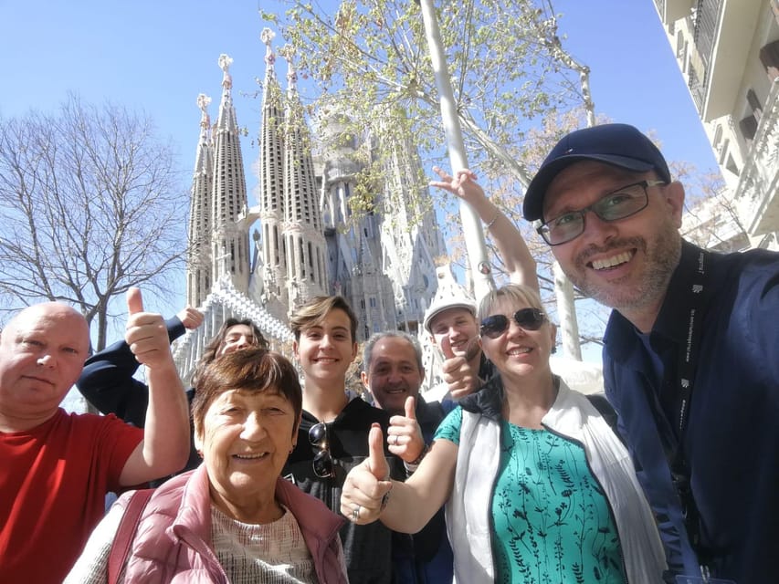 Barcelona: Sagrada Familia and Park Güell with Hotel Pickup - A proper walk through the Gothic Quarter