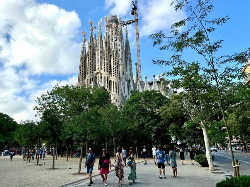 Barcelona: Sagrada Familia Entry Ticket and Guided Tour - Why a guide helps inside the Sagrada Familia