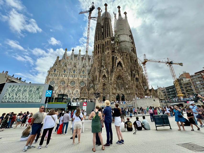 Barcelona: Sagrada Familia Entry Ticket and Guided Tour - The museum and Gaudí’s upside-down model