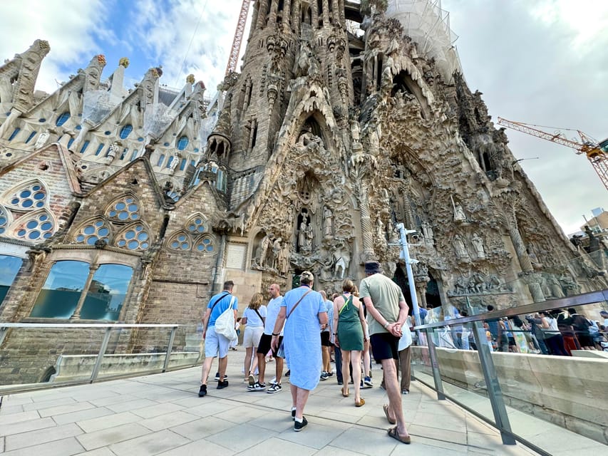 Barcelona: Sagrada Familia Entry Ticket and Guided Tour - Meeting at Carrer de València, 443
