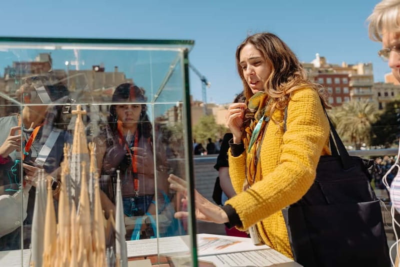 Barcelona: Sagrada Familia Evening Tour with Cava - Meeting point and ending details