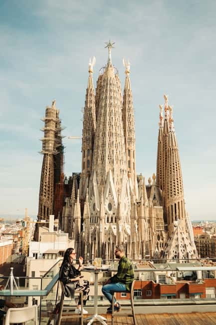 Barcelona: Sagrada Familia Evening Tour with Cava - The 25-minute rooftop stop at Sercotel Rosellón