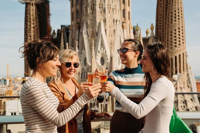Barcelona: Sagrada Familia Evening Tour with Cava - Reading Gaudí’s façades before going inside