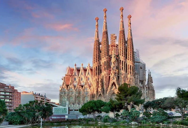 Barcelona: Sagrada Familia Evening Tour with Cava - Walking, clothing, and access