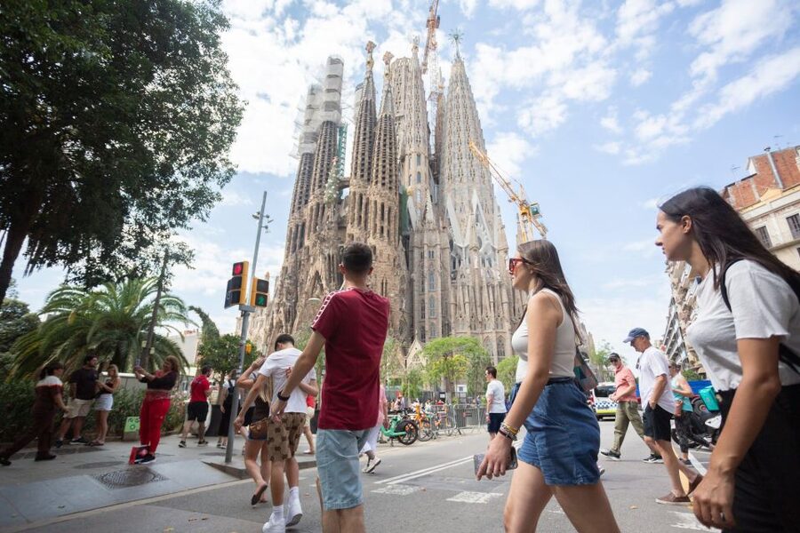 Barcelona: Sagrada Familia Fast Track Guided Tour - Key points at a glance