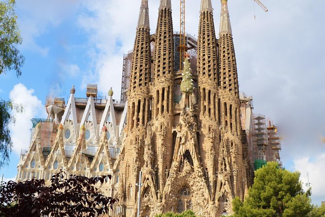 Barcelona: Sagrada Familia Fast Track Tour with Tower Option - Timing, clothing, and practical details