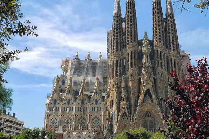 Barcelona: Sagrada Familia Fast Track Tour with Tower Option - Gaudí’s story and the long construction project