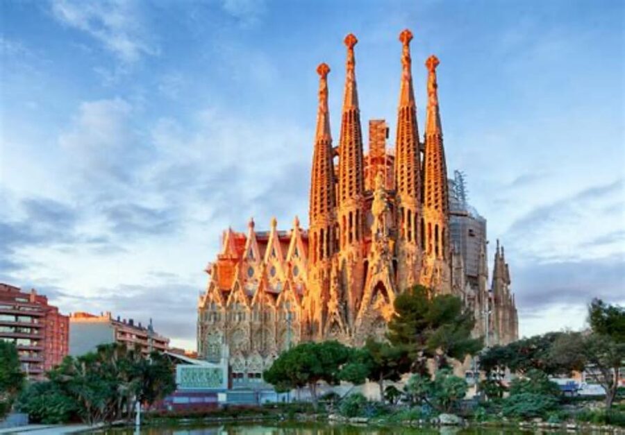 Barcelona: Sagrada Família Guided Tour and Entry Tickets - Reading the Nativity, Passion, and Glory Facades