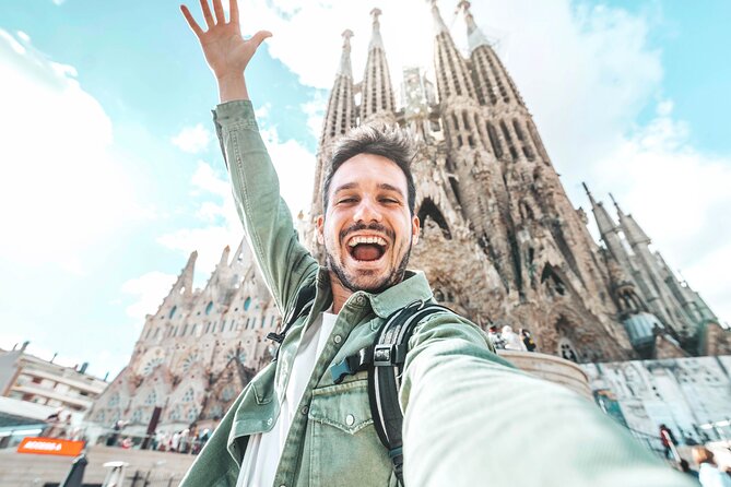 Barcelona: Sagrada Familia Guided Tour with Fast Track Access - Fast-track entry and the first look inside