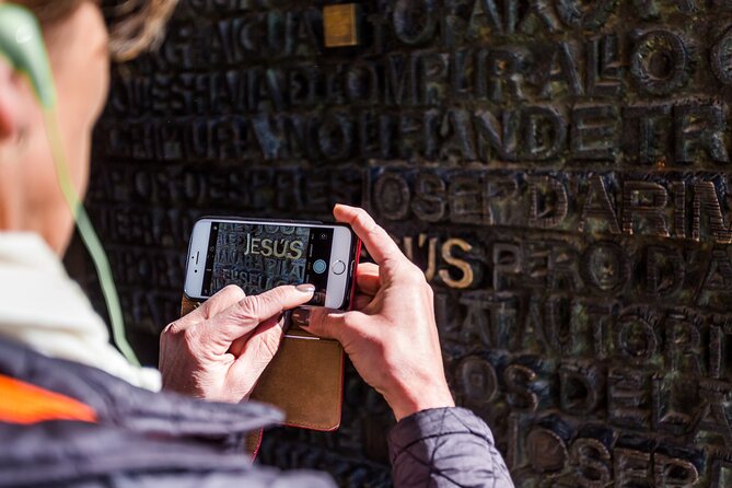 Barcelona: Sagrada Familia Guided Tour with Fast Track Access - What the guides add to the experience