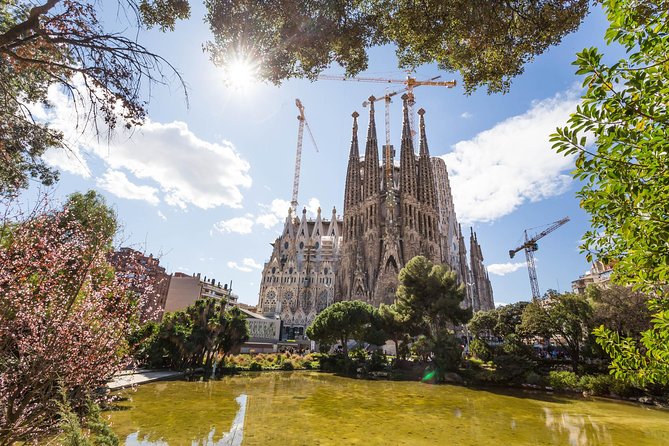Barcelona: Sagrada Familia Guided Tour with Fast Track Access - One hour inside the Basilica de la Sagrada Familia