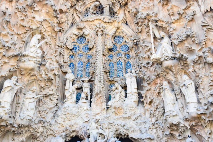 Barcelona: Sagrada Familia Guided Tour with Tower Access - Why the Sagrada Familia Needs a Guided Visit