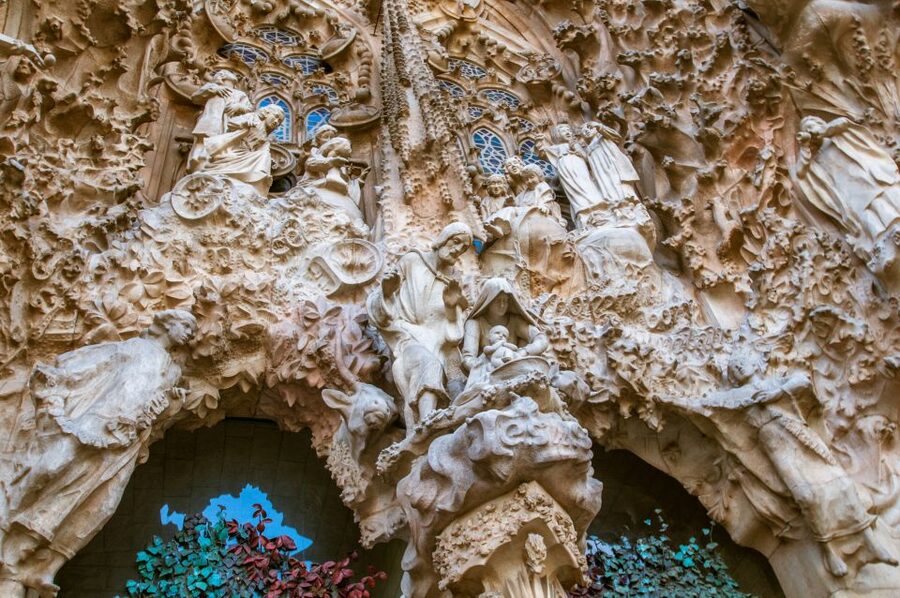Barcelona: Sagrada Familia Guided Tour with Tower Access - Who Should Book This Tour?