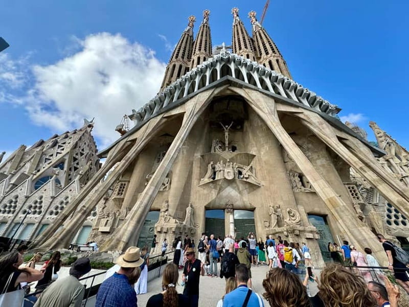 Barcelona: Sagrada Familia, La Pedrera & Cava Tasting Tour - Practical details before you book