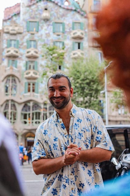 Barcelona: Sagrada Familia, Modernism, and Old Town Tour - What the guide adds to the experience