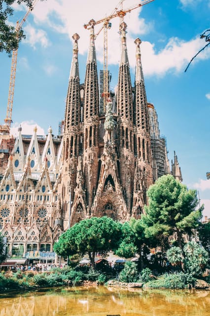 Barcelona: Sagrada Familia, Modernism, and Old Town Tour - Plaça de Catalunya and Las Ramblas
