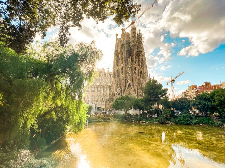 Barcelona: Sagrada Familia, Park Güell and Old Town Tour - A one-hour lunch break keeps the schedule moving