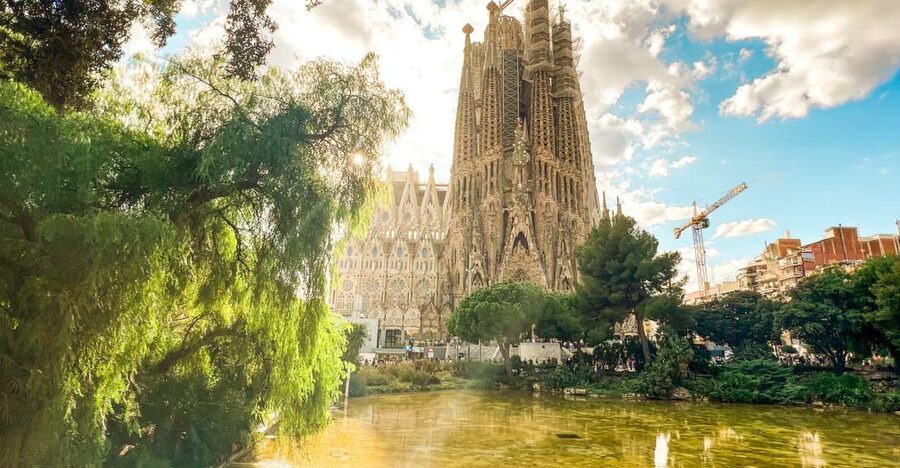 Barcelona: Sagrada Familia, Park Güell and Old Town Tour - Montjuïc brings the city into view