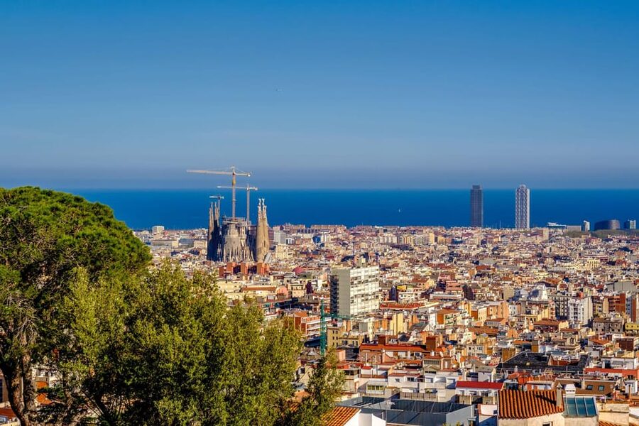 Barcelona: Sagrada Familia & Park Güell Guided Tour & Ticket - Practical tips for a smoother visit