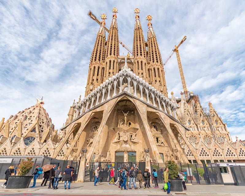 Barcelona: Sagrada Familia & Park Güell Guided Tour & Ticket - The transfer to Park Güell