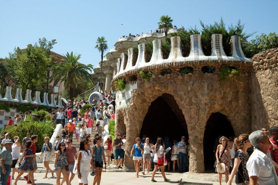 Barcelona: Sagrada Familia & Park Güell Guided Tour & Ticket - What the guides add