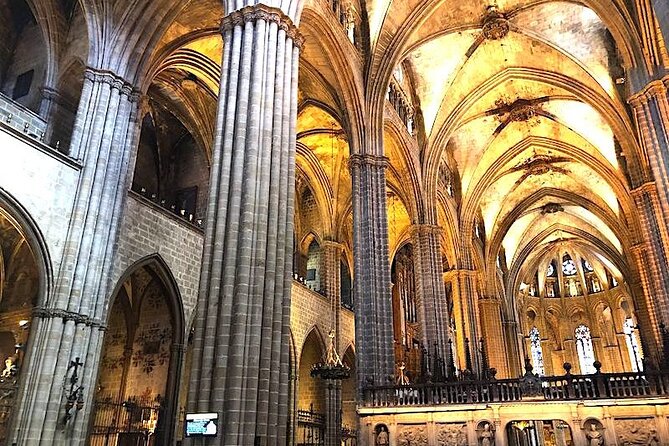Barcelona: Sagrada Familia & Park Guell Guided Tour + Transfer - Lunch and the transfer across Barcelona