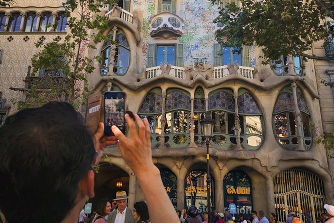 Barcelona: Sagrada Familia, Park Guell & Tapas Private Tour - Sagrada Família is the grand finale