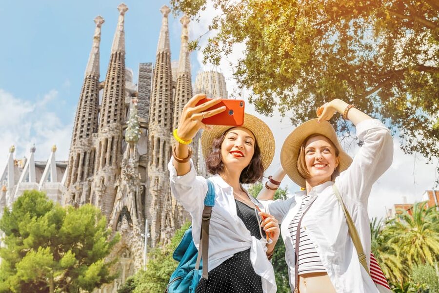 Barcelona: Sagrada Familia Skip-the-Line Guided Tour - Clothing, security, and practical preparation