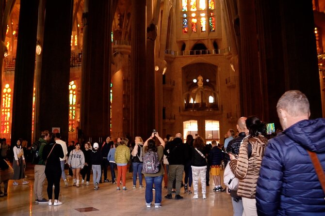Barcelona: Sagrada Familia Skip-the-Line Guided Tour and Tickets - What the 90-minute format feels like
