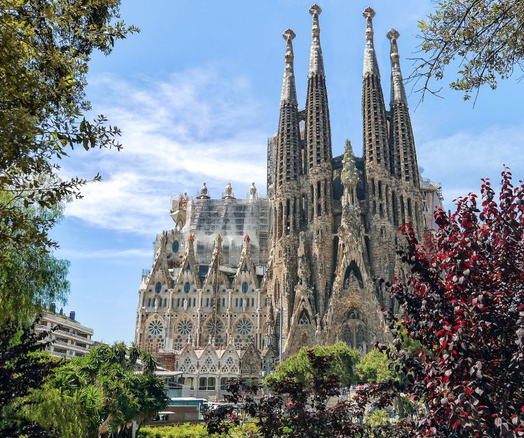 Barcelona: Sagrada Família Skip the Line Tour & Entry Ticket - Meeting at Fanal Modernista on Avenida Gaudí