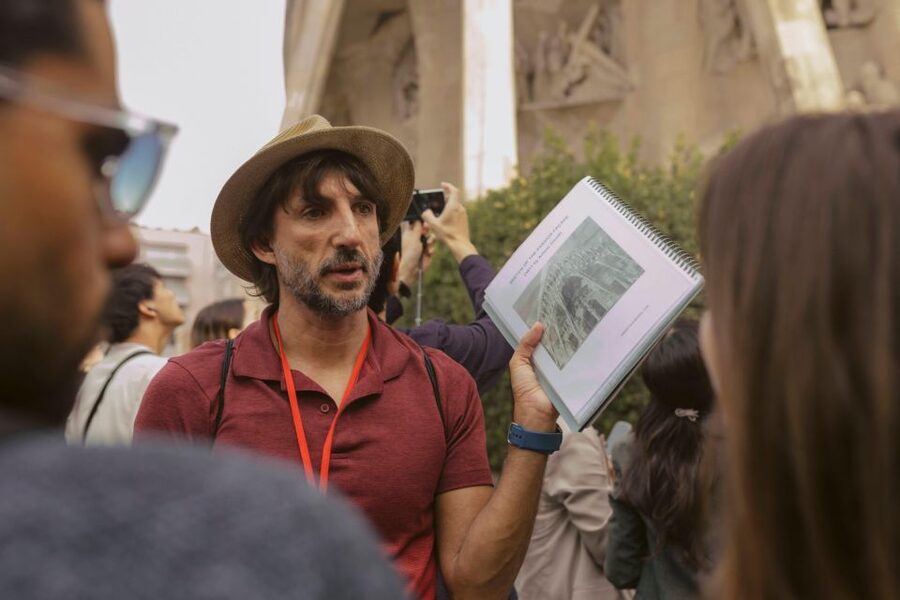 Barcelona: Sagrada Familia Small Group Guided Tour - Families, clothing, and access details
