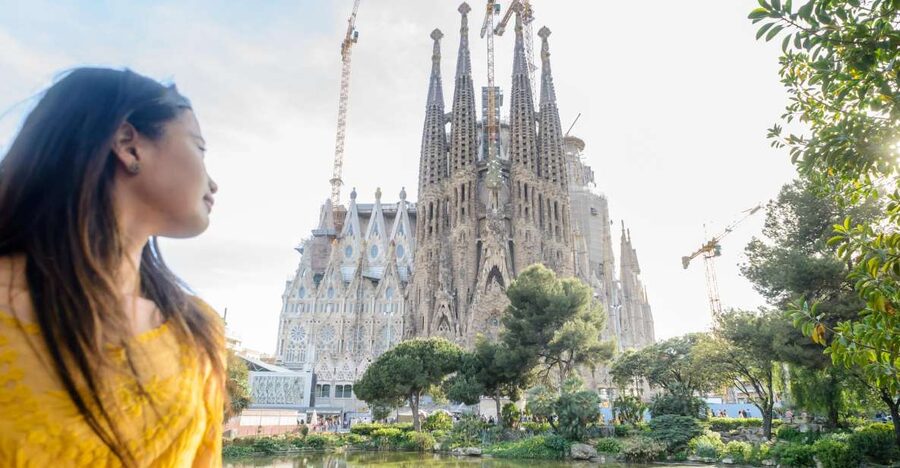 Barcelona: Sagrada Familia Tour & Optional Tower Visit - Why a guide helps inside Sagrada Familia