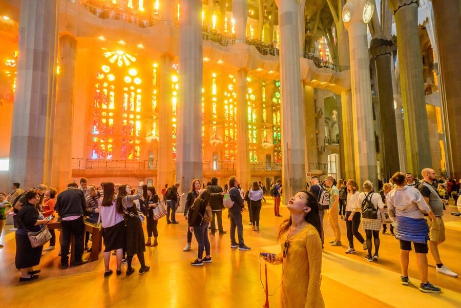 Barcelona: Sagrada Familia Tour & Optional Tower Visit - Meeting point, timing, and group size