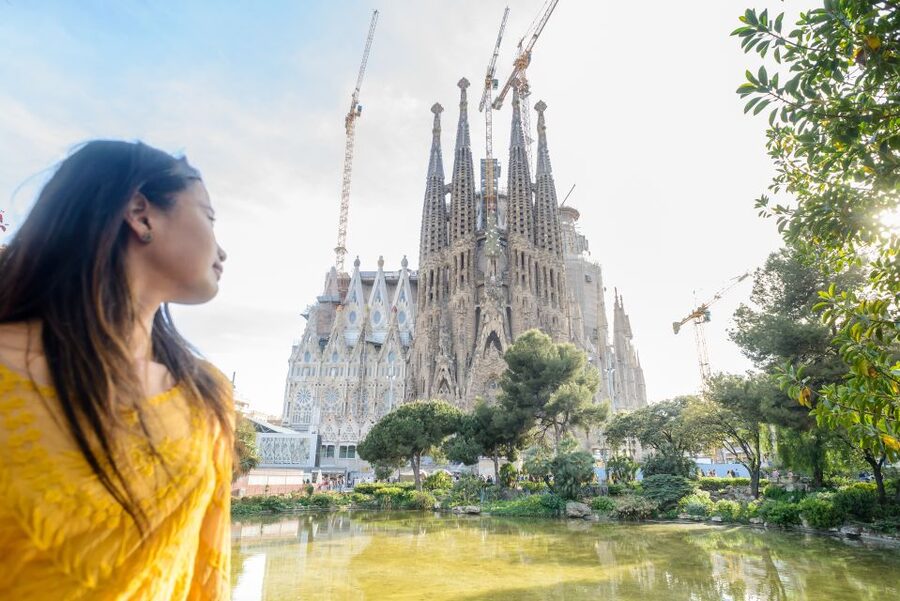 Barcelona: Sagrada Familia Tour & Optional Tower Visit - Entering the basilica and reading the light