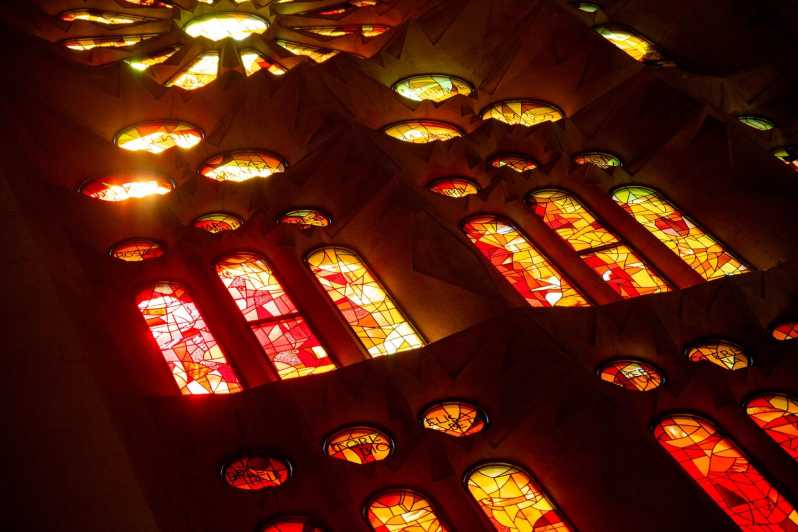 Barcelona: Sagrada Familia Tour with Optional Extras - What happens from the meeting point to the basilica