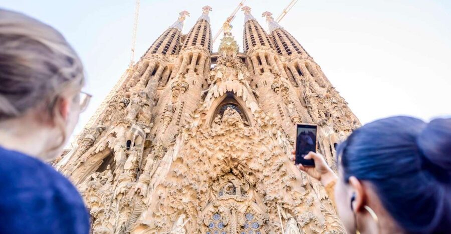 Barcelona: Sagrada Familia Tour with Optional Tower Access - Why a guide makes Sagrada Familia more than a photo stop