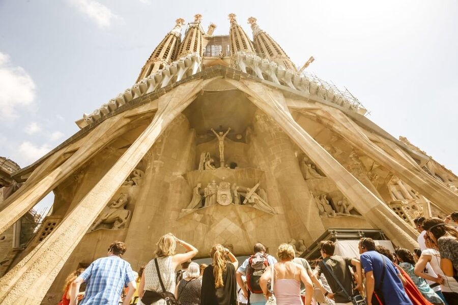 Barcelona: Sagrada Familia Tour with Optional Tower Access - Inside the basilica: light, columns, and scale