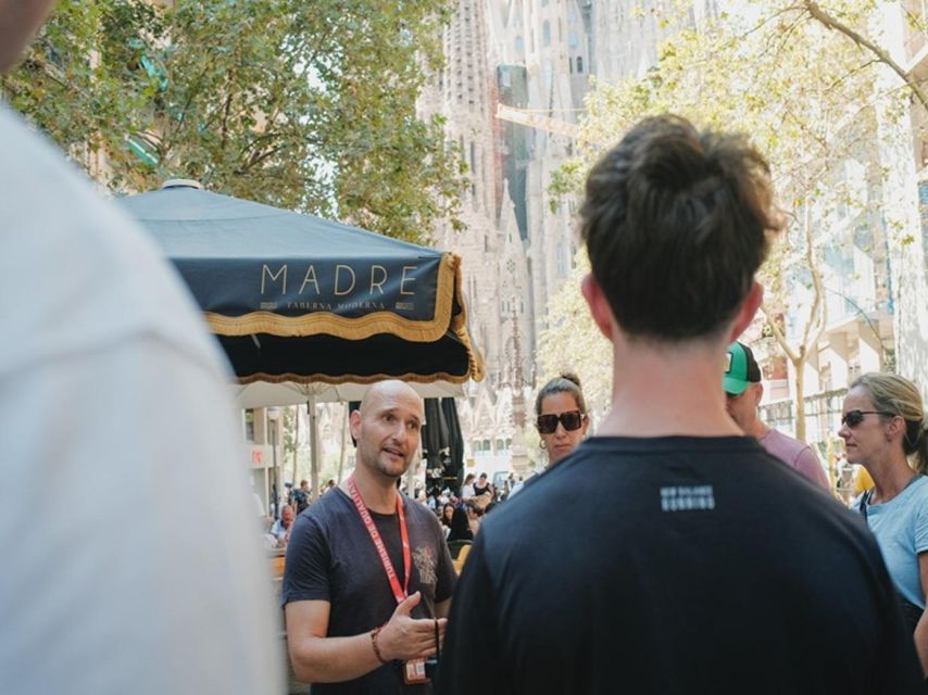 Barcelona: Sagrada Familia Tour with Skip-the-Line Access - Following the building from 1882 to 2030