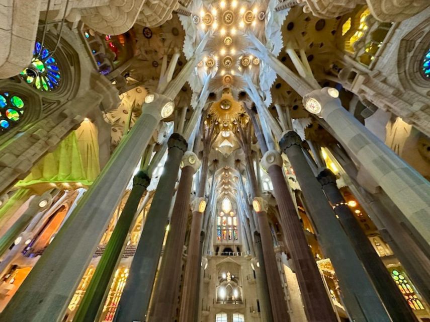 Barcelona: Sagrada Familia Tour with Skip-the-Line Access - What the guides add to the experience