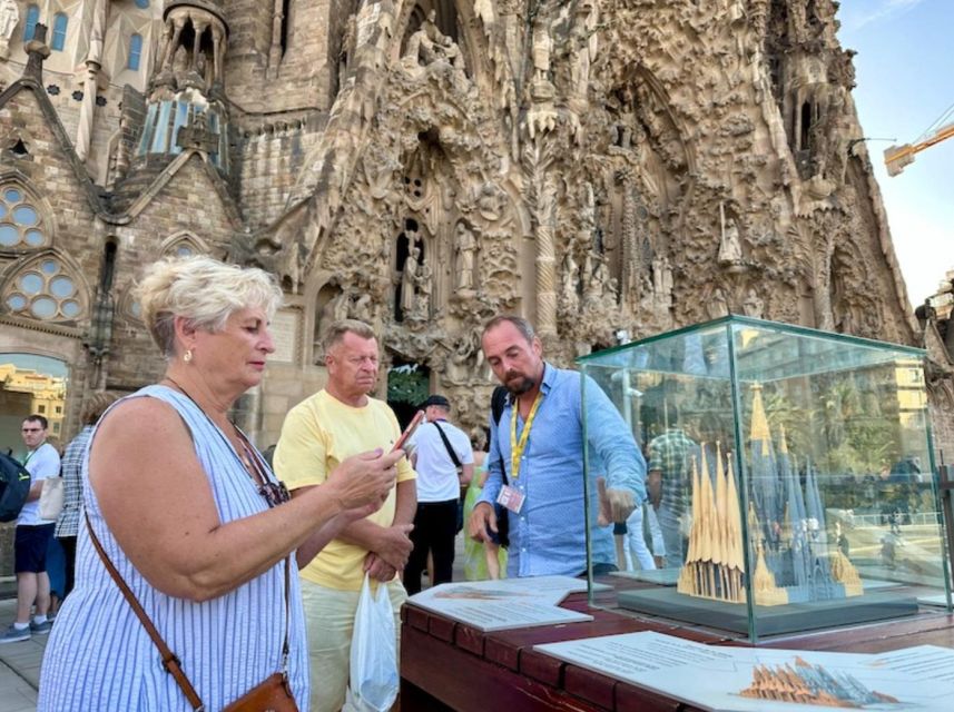 Barcelona: Sagrada Familia Tour with Skip-the-Line Access - Clothing, bags, and practical restrictions