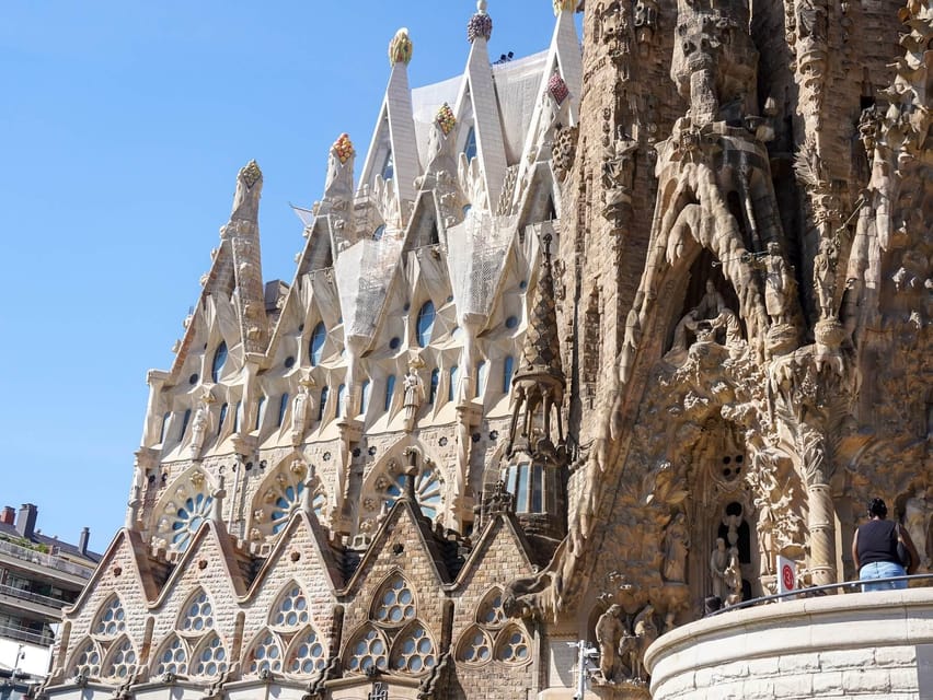 Barcelona: Sagrada Familia with Towers and Park Güell Tour - Entering the Sagrada Família