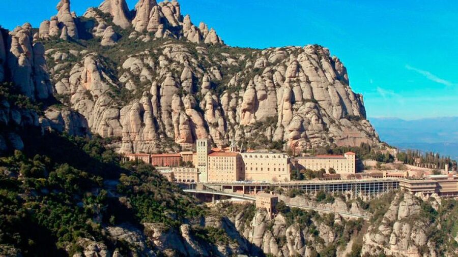 Barcelona: Sailing Experience and Montserrat Tour - Montserrat begins with mountain views and monastery history