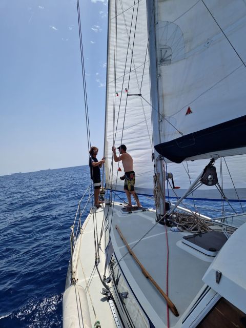 Barcelona: sailing experience, excursions lasting 2h - Drinks, snacks, and the food arrangement