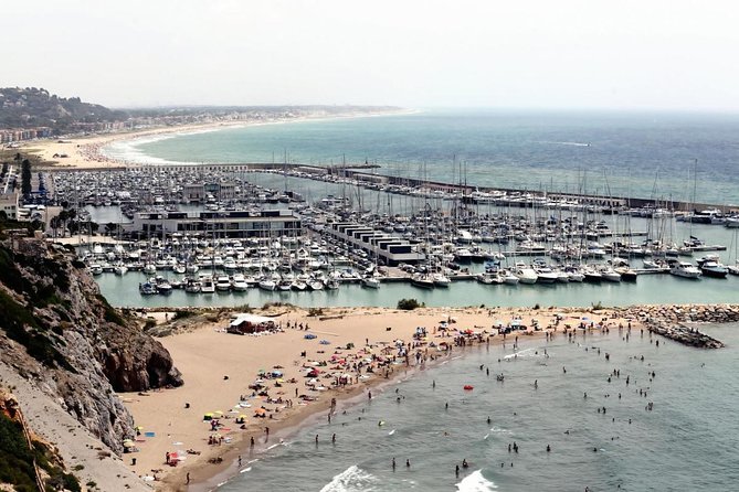 Barcelona Sailing: Light Snacks & Open Bar with Private Option - Key points at a glance