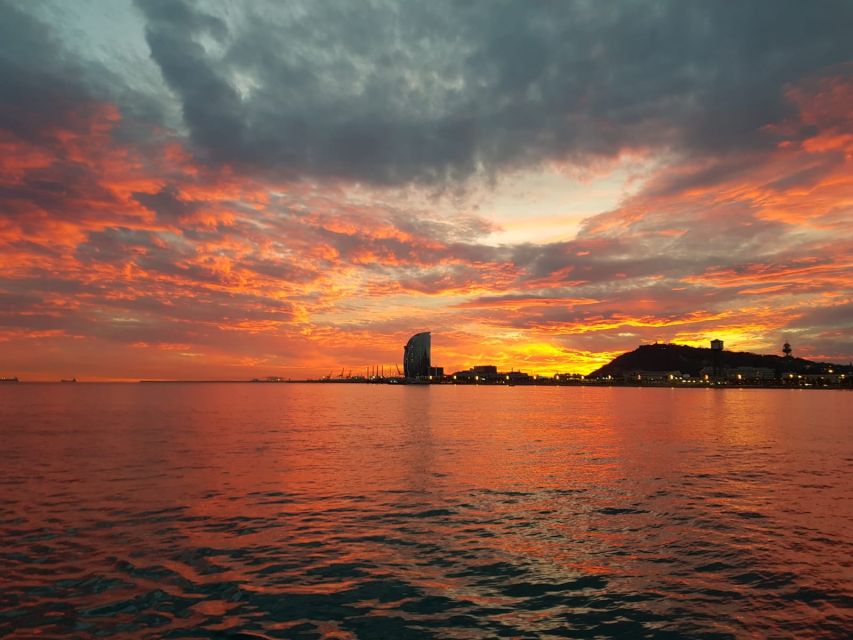 Barcelona: Sailing Tour with a Glass of Cava - How the small group changes the experience